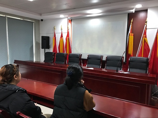 为丰富物业员工的业余文化生活,提高保洁、保安们的文化修养,进一步促进和谐文化建设,江涛社区工会组织宋都物业员工观看爱国革命题材的电影《建国大业》。《建国大业》以四十年代抗战胜利直至建国前夕这一波澜壮阔的时代为背景,以宏大的历史视野,正面再现共和国多党合作和政治协商制度从诞生到确立这一重大历史事件,反映了中国共产党和中国各民主党派在反对蒋介石国民党独裁统治的斗争中,和衷共济、团结奋斗、为建立多党合作和政治协商制度所经历的曲折艰辛直至取得最后胜利的光辉历程。电影开始后保洁阿姨们边看边讨论,时而发出一阵阵欢