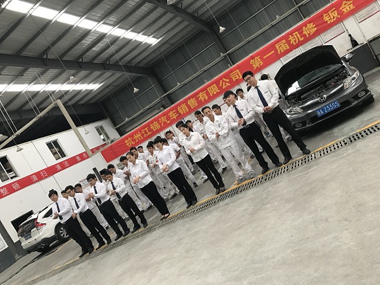 本次活动本着立足本职,全面发展的原则,共进行了三个项目:机修排故维修、钣金整形抛光、油漆打底喷漆。经过激烈的角逐,在22名参赛职工中共产生了15名优秀岗位技术能手,其中戴树福、黄利飞、吴杰分别获得机修工组、油漆工组、钣金工组的第一名。此次技术比武活动既是公司广大职工一次思想、作风、技术的交流,也是公司的技术工人精神风貌、技术水平和意志品质的集中检阅,更是一场广大职工岗位练兵、岗位成才、岗位奉献的总动员。同时,此次活动为公司建立职工技术练兵比武活动的长效机制提供了坚实的实践经验,为广大职工之间横向交流