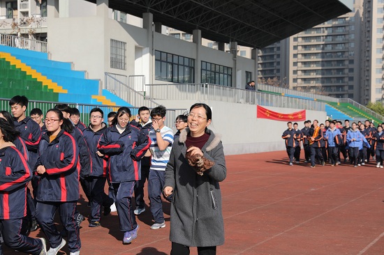 杭州市总工会 - 夏衍中学工会组织老师参加课间跑步