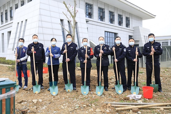杭州市总工会 - 西郊监狱工会种植"抗击疫情纪念树"